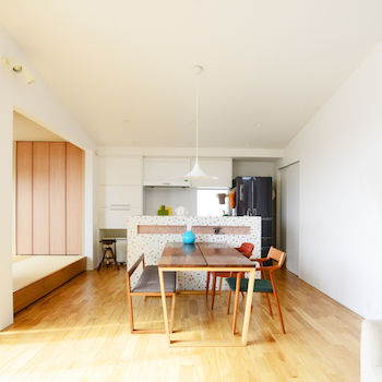 一級建築士事務所　ビー・ツー 【リビング階段/和室】道路と高低差のある土地を活かす設計。家族集まるリビングと景色を楽しめる高台の家の建築実例画像3