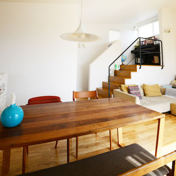 一級建築士事務所　ビー・ツー 【リビング階段/和室】道路と高低差のある土地を活かす設計。家族集まるリビングと景色を楽しめる高台の家の建築実例画像4