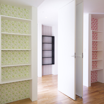 一級建築士事務所　ビー・ツー 【リビング階段/和室】道路と高低差のある土地を活かす設計。家族集まるリビングと景色を楽しめる高台の家の建築実例画像5