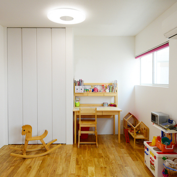 一級建築士事務所　ビー・ツー 【リビング階段/和室】道路と高低差のある土地を活かす設計。家族集まるリビングと景色を楽しめる高台の家の建築実例画像6