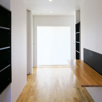 一級建築士事務所　ビー・ツー 【リビング階段/和室】道路と高低差のある土地を活かす設計。家族集まるリビングと景色を楽しめる高台の家の建築実例画像7