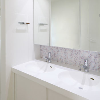 一級建築士事務所　ビー・ツー 【リビング階段/和室】道路と高低差のある土地を活かす設計。家族集まるリビングと景色を楽しめる高台の家の建築実例画像8