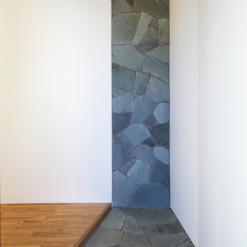 一級建築士事務所　ビー・ツー 【リビング階段/和室】道路と高低差のある土地を活かす設計。家族集まるリビングと景色を楽しめる高台の家の建築実例画像9