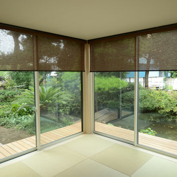 一級建築士事務所　ビー・ツー 【屋上/縁側/池】シンプル×ブラックのスクエアな外観。視線が気にならない庭の自然を楽しむ和モダンな家の建築実例画像2