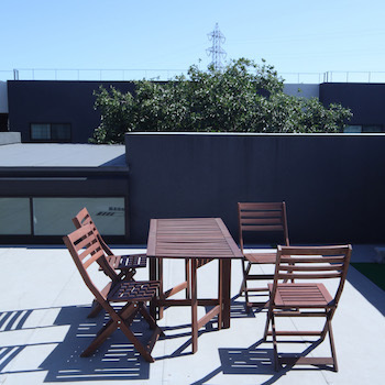 一級建築士事務所　ビー・ツー 【屋上/縁側/池】シンプル×ブラックのスクエアな外観。視線が気にならない庭の自然を楽しむ和モダンな家の建築実例画像3