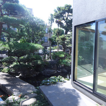 一級建築士事務所　ビー・ツー 【屋上/縁側/池】シンプル×ブラックのスクエアな外観。視線が気にならない庭の自然を楽しむ和モダンな家の建築実例画像4