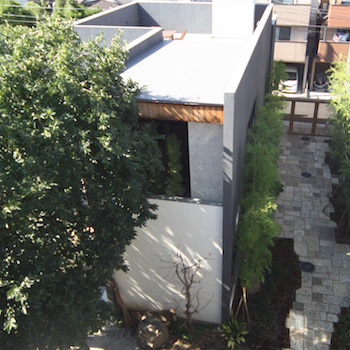 一級建築士事務所　ビー・ツー 【屋上/縁側/池】シンプル×ブラックのスクエアな外観。視線が気にならない庭の自然を楽しむ和モダンな家の建築実例画像5