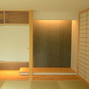 一級建築士事務所　ビー・ツー 【屋上/縁側/池】シンプル×ブラックのスクエアな外観。視線が気にならない庭の自然を楽しむ和モダンな家の建築実例画像6