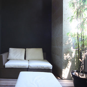 一級建築士事務所　ビー・ツー 【屋上/縁側/池】シンプル×ブラックのスクエアな外観。視線が気にならない庭の自然を楽しむ和モダンな家の建築実例画像7