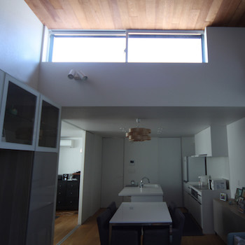 一級建築士事務所　ビー・ツー 【屋上/縁側/池】シンプル×ブラックのスクエアな外観。視線が気にならない庭の自然を楽しむ和モダンな家の建築実例画像9