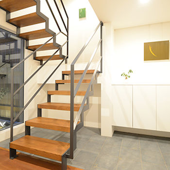 一級建築士事務所　ビー・ツー 【中庭/シンボルツリー/地窓】生活スタイルに寄り添う設計。白×キューブをベースにした個性的な外観の家の建築実例画像2