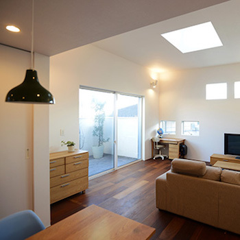 一級建築士事務所　ビー・ツー 【中庭/シンボルツリー/地窓】生活スタイルに寄り添う設計。白×キューブをベースにした個性的な外観の家の建築実例画像3