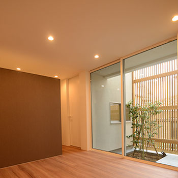 一級建築士事務所　ビー・ツー 【中庭/シンボルツリー/地窓】生活スタイルに寄り添う設計。白×キューブをベースにした個性的な外観の家の建築実例画像4