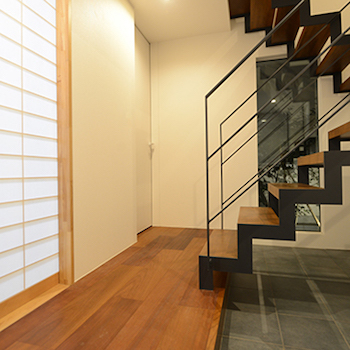 一級建築士事務所　ビー・ツー 【中庭/シンボルツリー/地窓】生活スタイルに寄り添う設計。白×キューブをベースにした個性的な外観の家の建築実例画像6