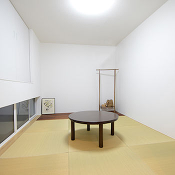 一級建築士事務所　ビー・ツー 【中庭/シンボルツリー/地窓】生活スタイルに寄り添う設計。白×キューブをベースにした個性的な外観の家の建築実例画像7