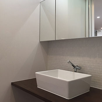 一級建築士事務所　ビー・ツー 【中庭/シンボルツリー/地窓】生活スタイルに寄り添う設計。白×キューブをベースにした個性的な外観の家の建築実例画像8