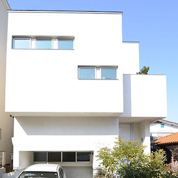 一級建築士事務所　ビー・ツー 【中庭/シンボルツリー/地窓】生活スタイルに寄り添う設計。白×キューブをベースにした個性的な外観の家の建築実例画像9