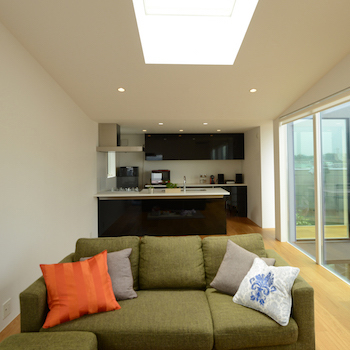 一級建築士事務所　ビー・ツー 【ペット/変形地/スケルトン階段】リビングとつながるバルコニー。景色を楽しむ段差の少ない回遊性のある家の建築実例画像5