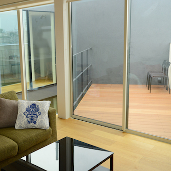 一級建築士事務所　ビー・ツー 【ペット/変形地/スケルトン階段】リビングとつながるバルコニー。景色を楽しむ段差の少ない回遊性のある家の建築実例画像6