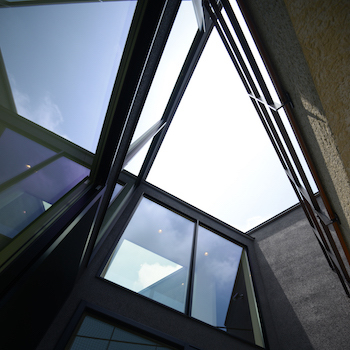 一級建築士事務所　ビー・ツー 【ペット/変形地/スケルトン階段】リビングとつながるバルコニー。景色を楽しむ段差の少ない回遊性のある家の建築実例画像7