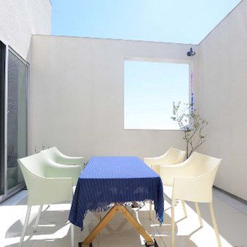 一級建築士事務所　ビー・ツー 【店舗併用/30坪台/屋上】バルコニーからリビングへ光と風が通る。空が映える真っ白なキューブ型の外観の家の建築実例画像2