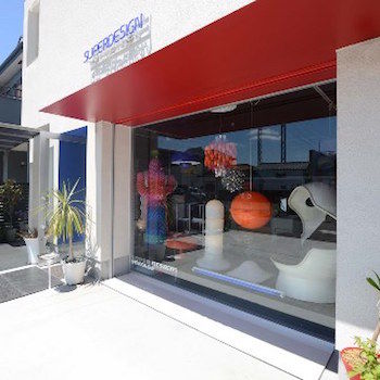 一級建築士事務所　ビー・ツー 【店舗併用/30坪台/屋上】バルコニーからリビングへ光と風が通る。空が映える真っ白なキューブ型の外観の家の建築実例画像3