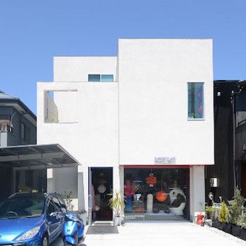 一級建築士事務所　ビー・ツー 【店舗併用/30坪台/屋上】バルコニーからリビングへ光と風が通る。空が映える真っ白なキューブ型の外観の家の建築実例画像4