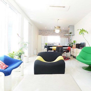 一級建築士事務所　ビー・ツー 【店舗併用/30坪台/屋上】バルコニーからリビングへ光と風が通る。空が映える真っ白なキューブ型の外観の家の建築実例画像5