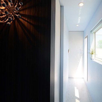 一級建築士事務所　ビー・ツー 【店舗併用/30坪台/屋上】バルコニーからリビングへ光と風が通る。空が映える真っ白なキューブ型の外観の家の建築実例画像6