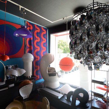 一級建築士事務所　ビー・ツー 【店舗併用/30坪台/屋上】バルコニーからリビングへ光と風が通る。空が映える真っ白なキューブ型の外観の家の建築実例画像8