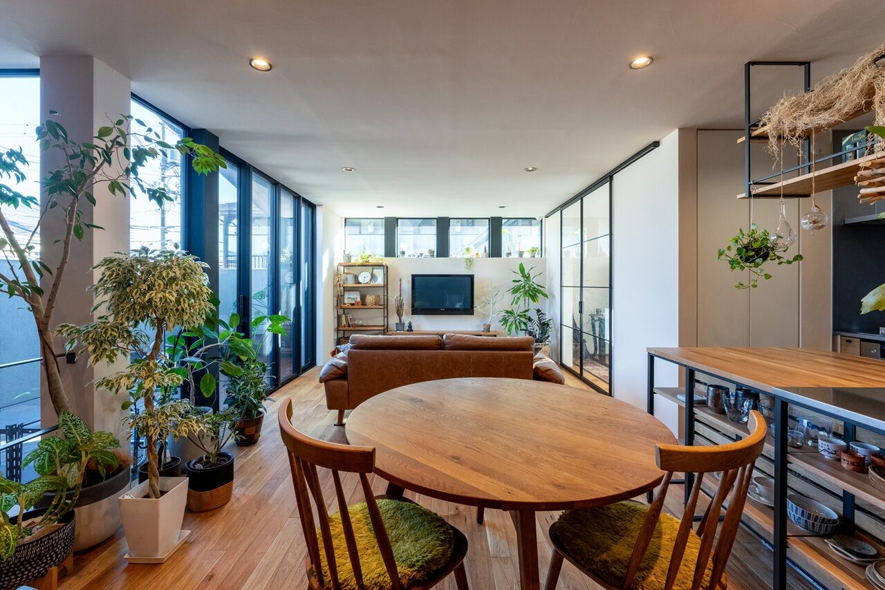 一級建築士事務所　ビー・ツー 【自然素材/2階リビング/バルコニー】年月が経つほどに味わいが増す、光と風が心地よい住まいの建築実例画像2