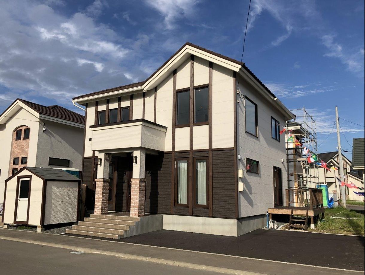 コスモ建設 【2400万円/札幌市/4LDK間取図あり】アイランドキッチンと書斎があるゆとりのある暮らしの建築実例画像1