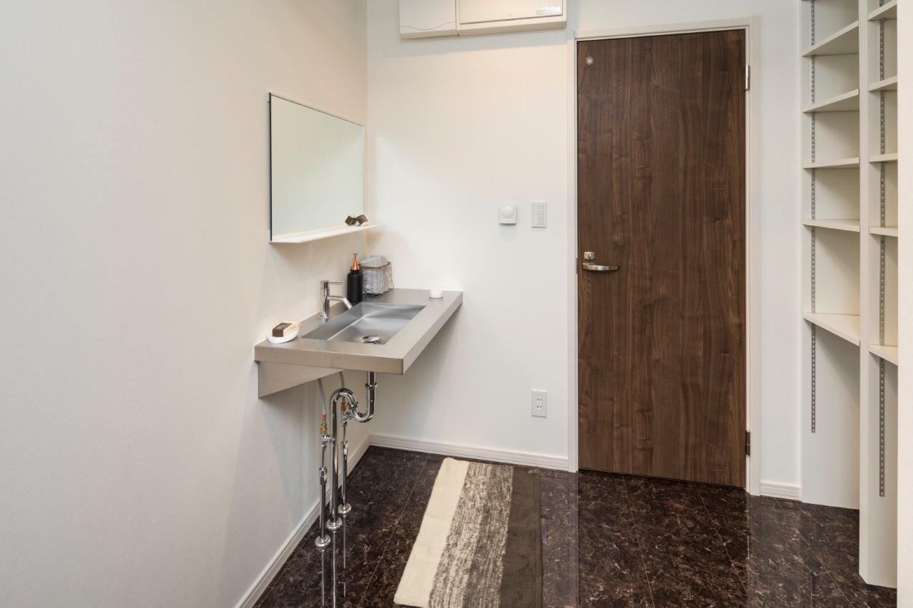 コスモ建設 【2400万円/札幌市/4LDK間取図あり】アイランドキッチンと書斎があるゆとりのある暮らしの建築実例画像6