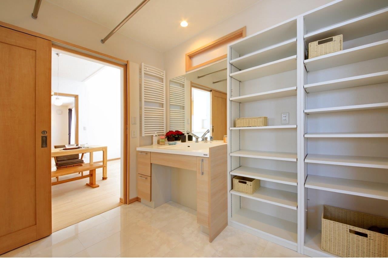 コスモ建設 洗練された佇まいをもつ三角屋根の平屋造りの建築実例画像4