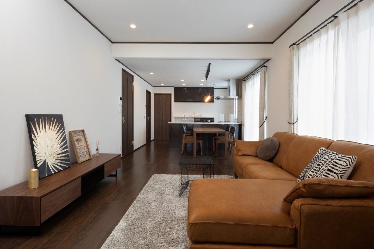 コスモ建設 窓から絶景が広がるリビングの家の建築実例画像1