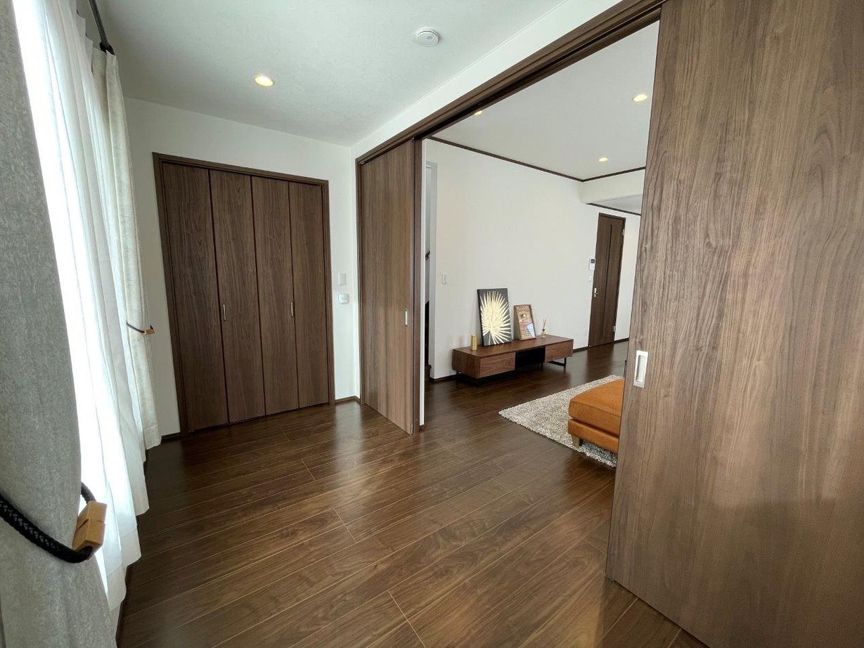 コスモ建設 窓から絶景が広がるリビングの家の建築実例画像2