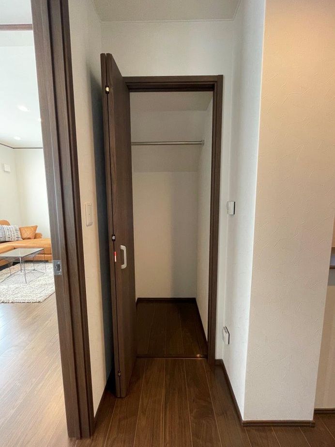 コスモ建設 窓から絶景が広がるリビングの家の建築実例画像3