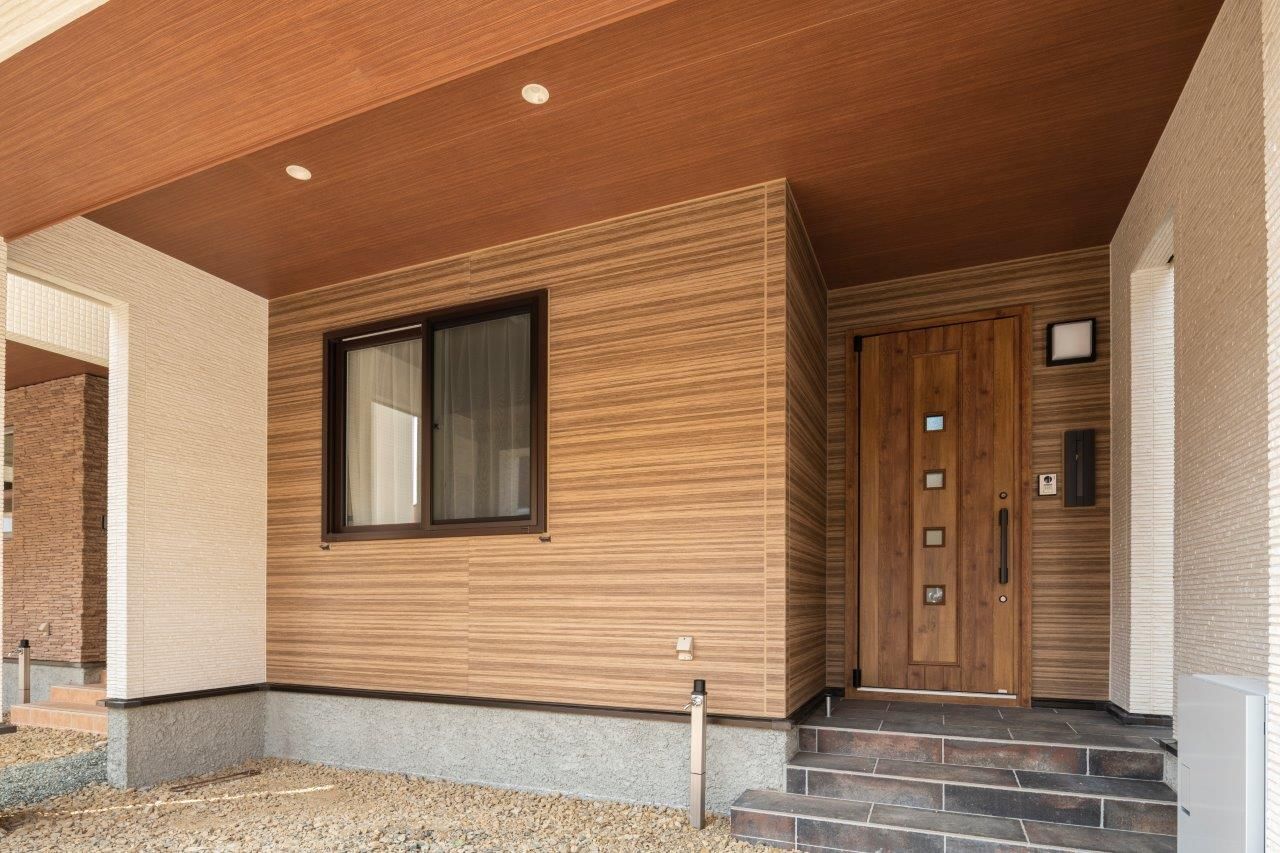 コスモ建設 ガレージ付きの3階建て住宅の建築実例画像1