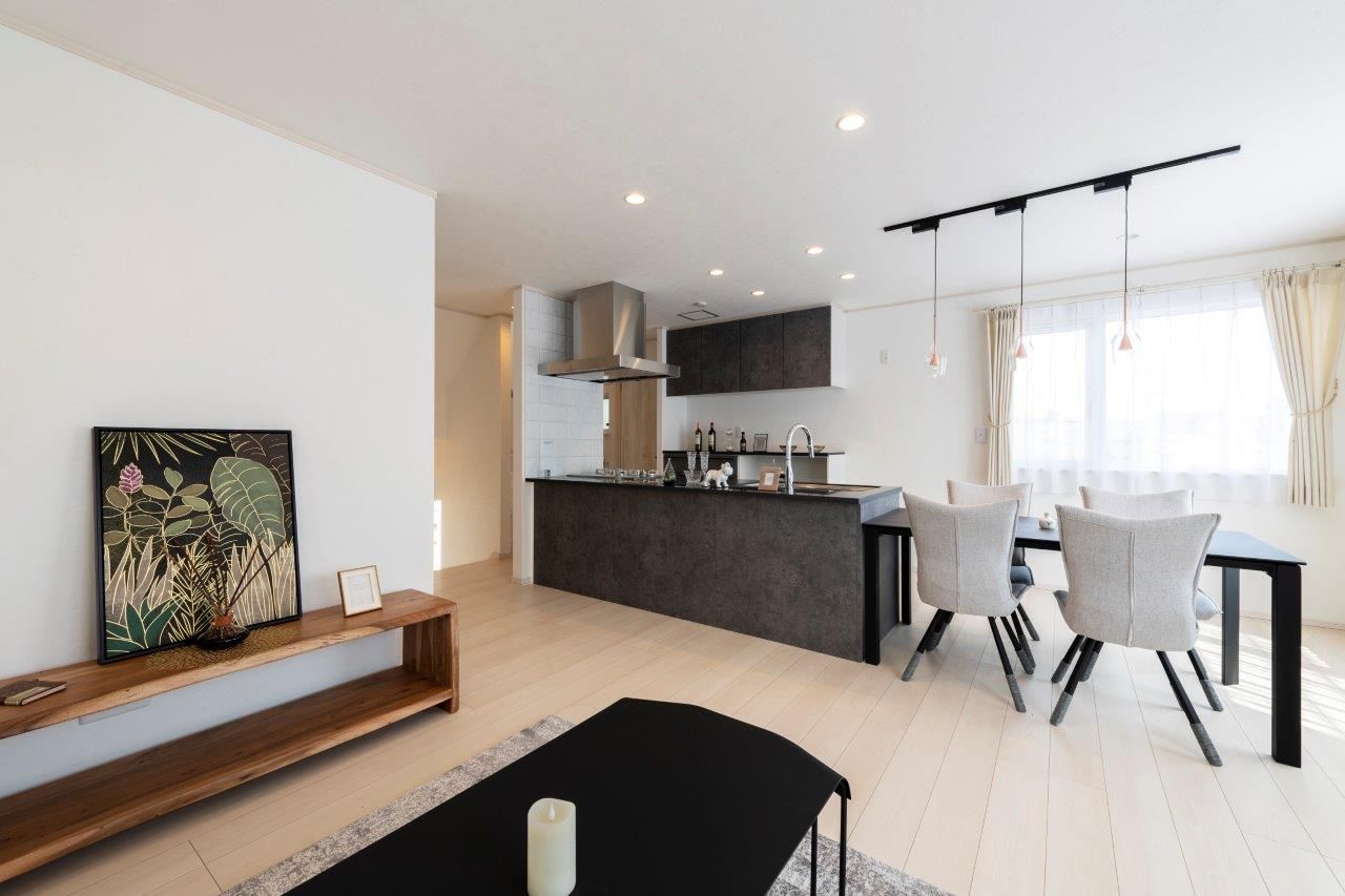 コスモ建設 ガレージ付きの3階建て住宅の建築実例画像2