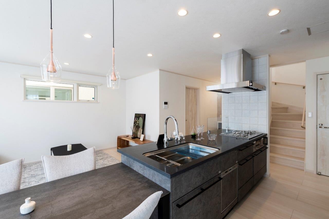 コスモ建設 ガレージ付きの3階建て住宅の建築実例画像3