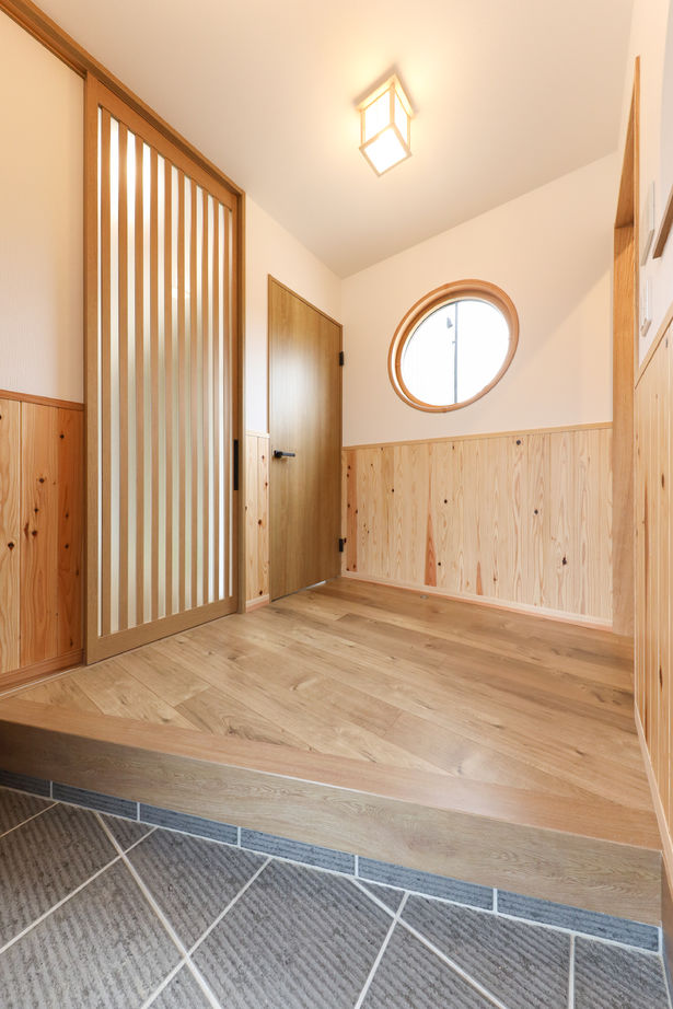 さんわの家 【広島県福山市/2000万円台/アイランドキッチン】和テイストの玄関が目を引く木のぬくもりを感じる家の建築実例画像2