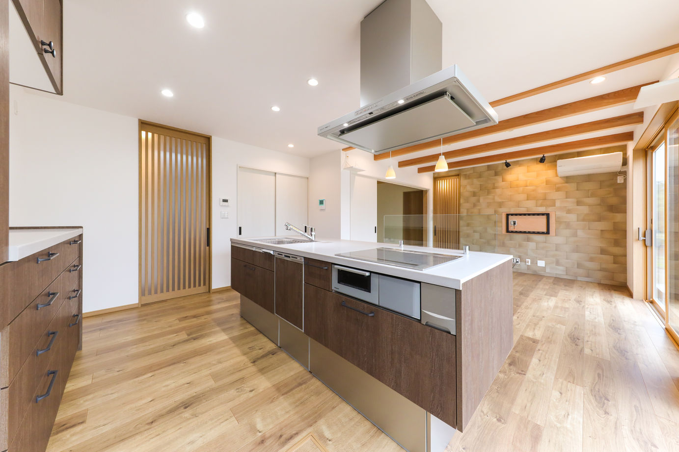 さんわの家 【広島県福山市/2000万円台/アイランドキッチン】和テイストの玄関が目を引く木のぬくもりを感じる家の建築実例画像3