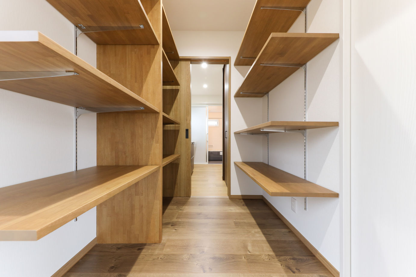 さんわの家 【広島県福山市/2000万円台/アイランドキッチン】和テイストの玄関が目を引く木のぬくもりを感じる家の建築実例画像5