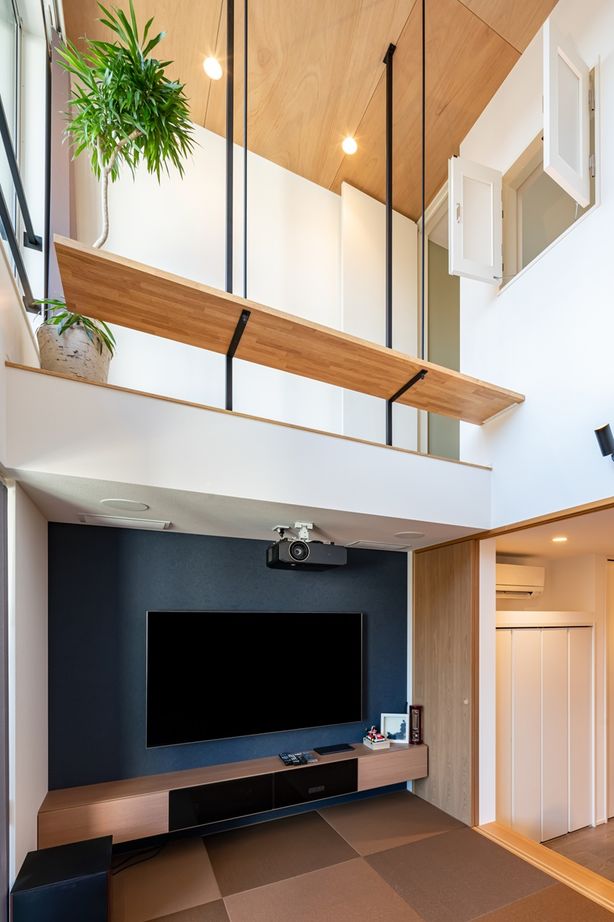 KAZA DESIGN（三晃不動産） 【名古屋市/太陽光発電】リビングがまるで映画館！本格的なホームシアターがある和室リビングの家の建築実例画像2