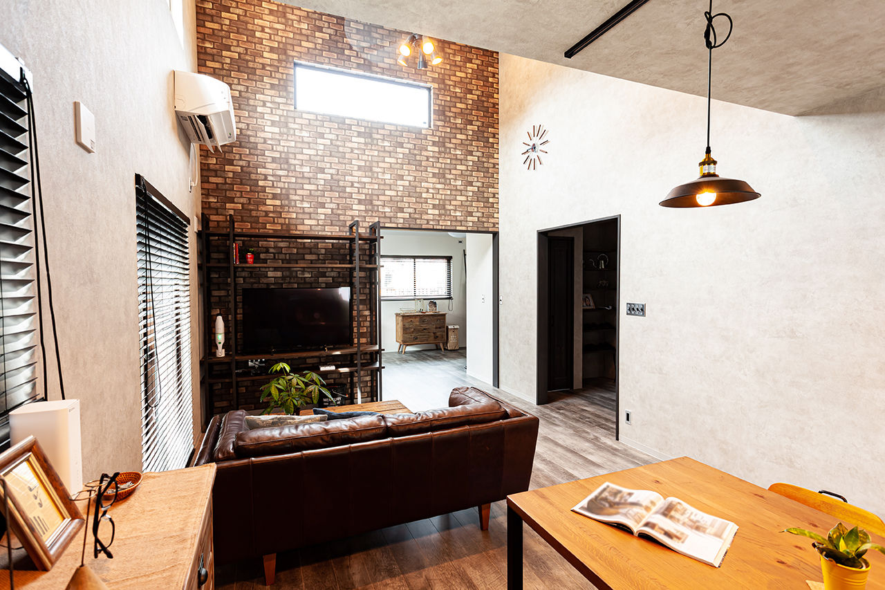 オクトハウジング 【1600万円/2LDK/間取り図あり】真っ黒なサイディング×造作モルタルの岩盤で、男前スタイルの平屋の建築実例画像3