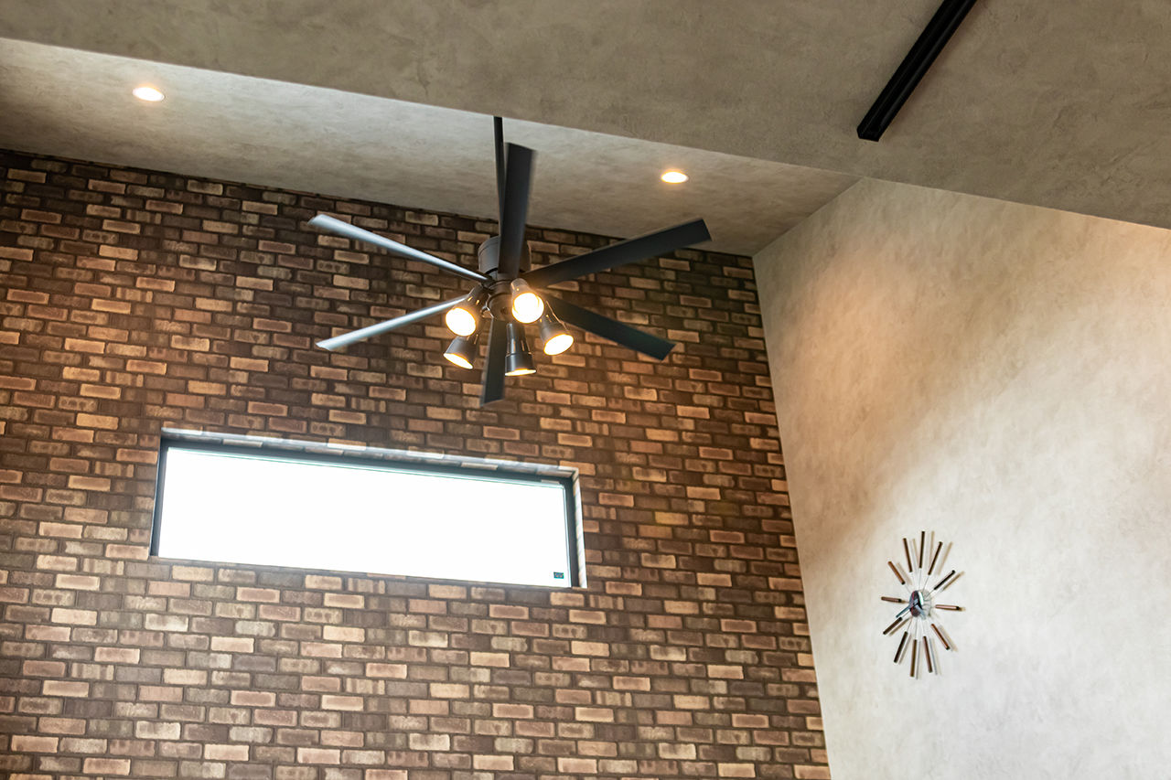 オクトハウジング 【1600万円/2LDK/間取り図あり】真っ黒なサイディング×造作モルタルの岩盤で、男前スタイルの平屋の建築実例画像7