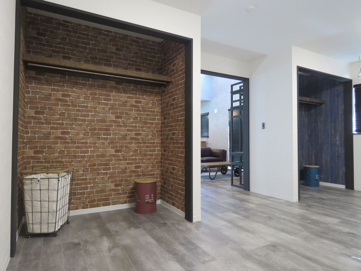 オクトハウジング 【1600万円/2LDK/間取り図あり】真っ黒なサイディング×造作モルタルの岩盤で、男前スタイルの平屋の建築実例画像8