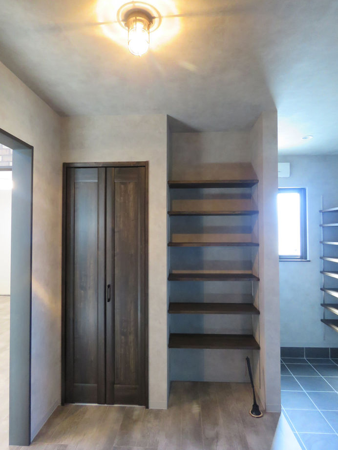 オクトハウジング 【1600万円/2LDK/間取り図あり】真っ黒なサイディング×造作モルタルの岩盤で、男前スタイルの平屋の建築実例画像9