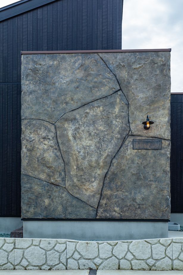 オクトハウジング 【1600万円/2LDK/間取り図あり】真っ黒なサイディング×造作モルタルの岩盤で、男前スタイルの平屋の建築実例画像11