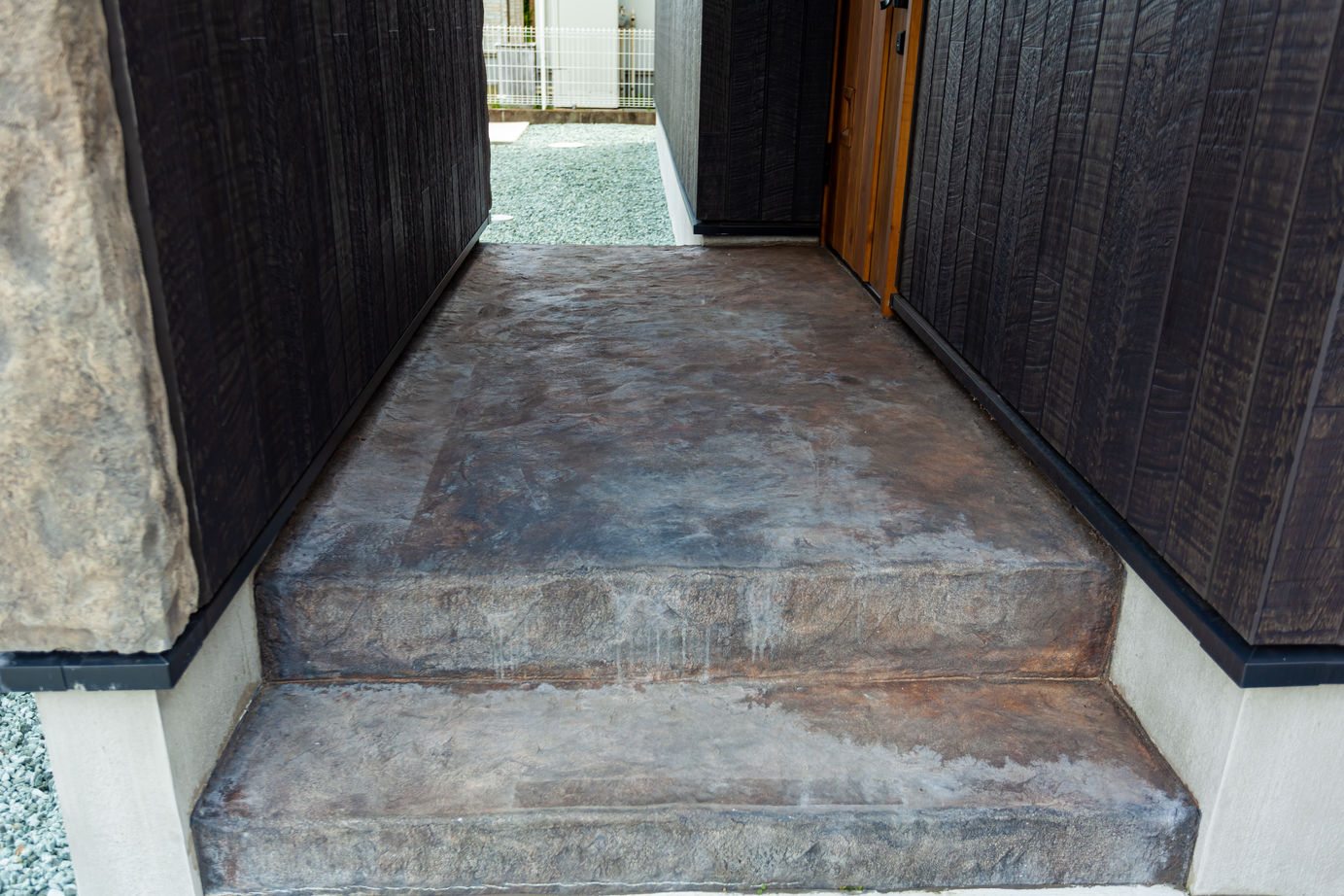 オクトハウジング 【1600万円/2LDK/間取り図あり】真っ黒なサイディング×造作モルタルの岩盤で、男前スタイルの平屋の建築実例画像12